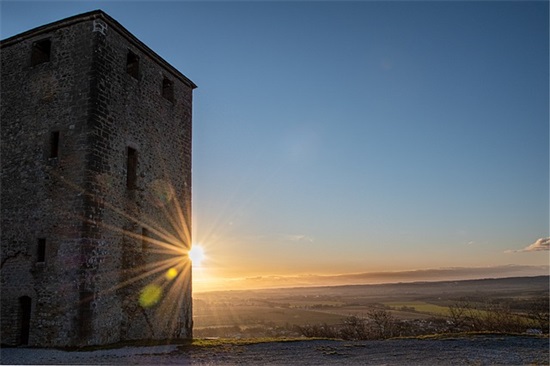 守岁(打一成语)